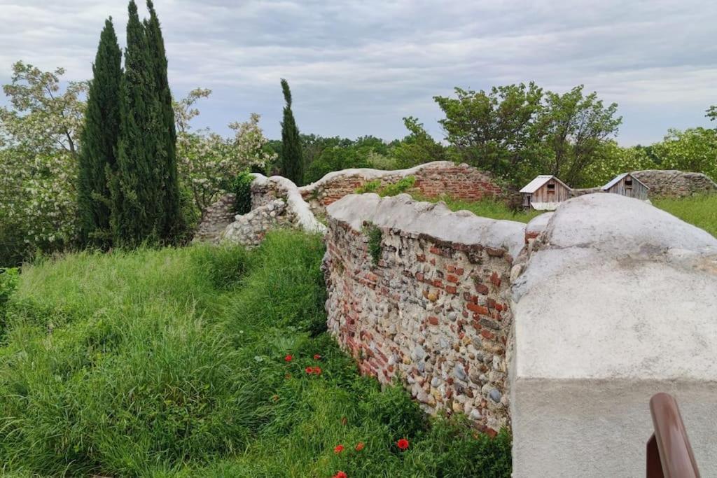 Sous Le Chateau Montaut  Exteriör bild